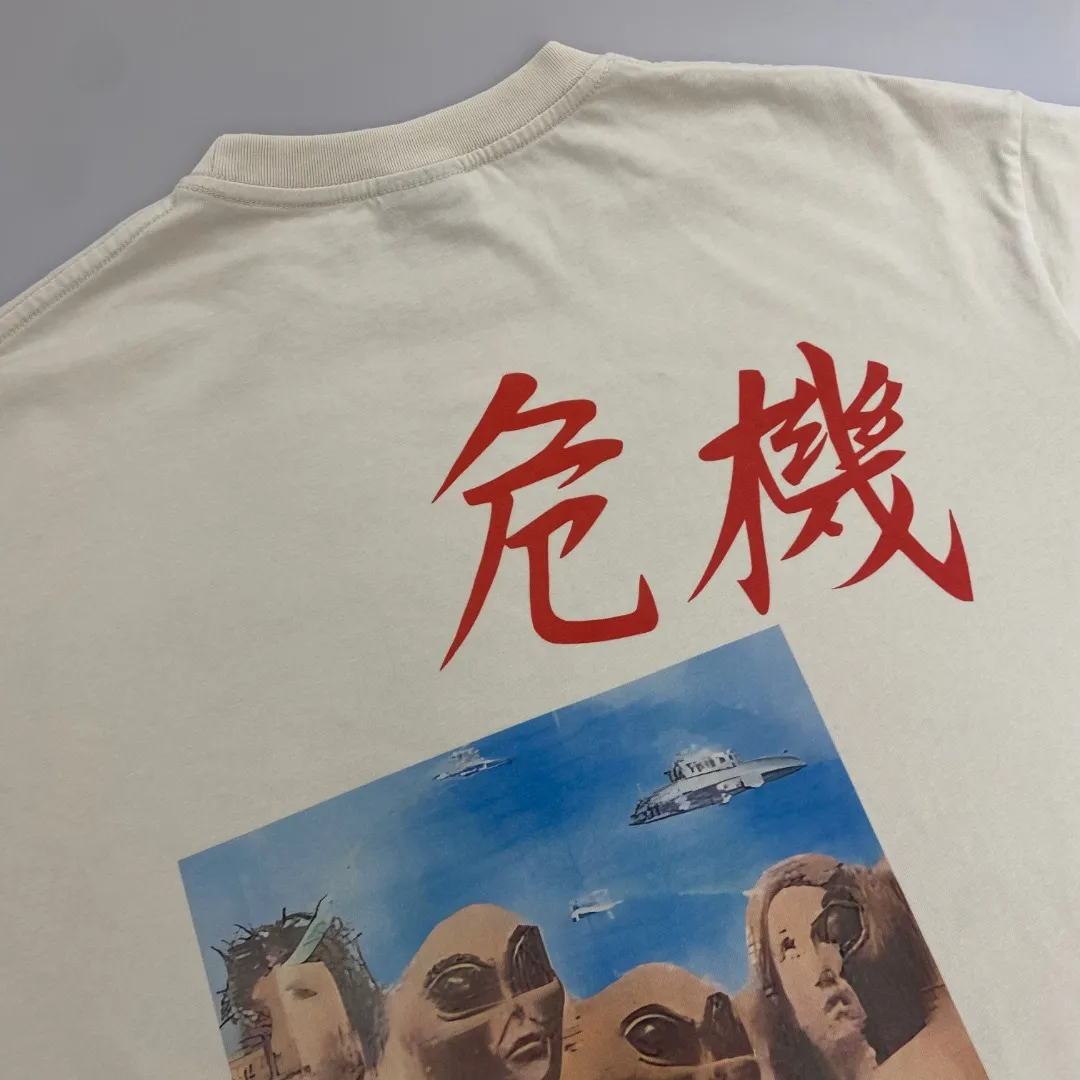 Mechao Saint Michael crisis ET printed retro Vintage loose round neck short sleeves, digital white ink direct injection, breathable fabric, three-dimensional and clear pattern. Fabric: Double yarn 240g Style number: S809 Size: S-M-L-XL Color: Off-white Price: P110